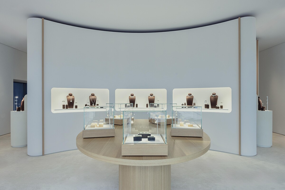 前方圓桌為 Loose Stone裸石區