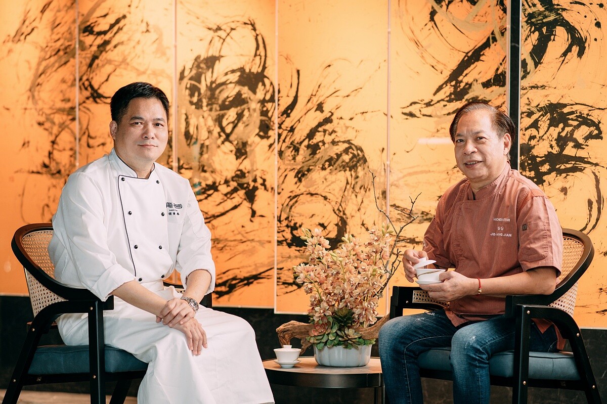 米其林二星名廚簡捷明（右），與行政主廚胡福春（左）。