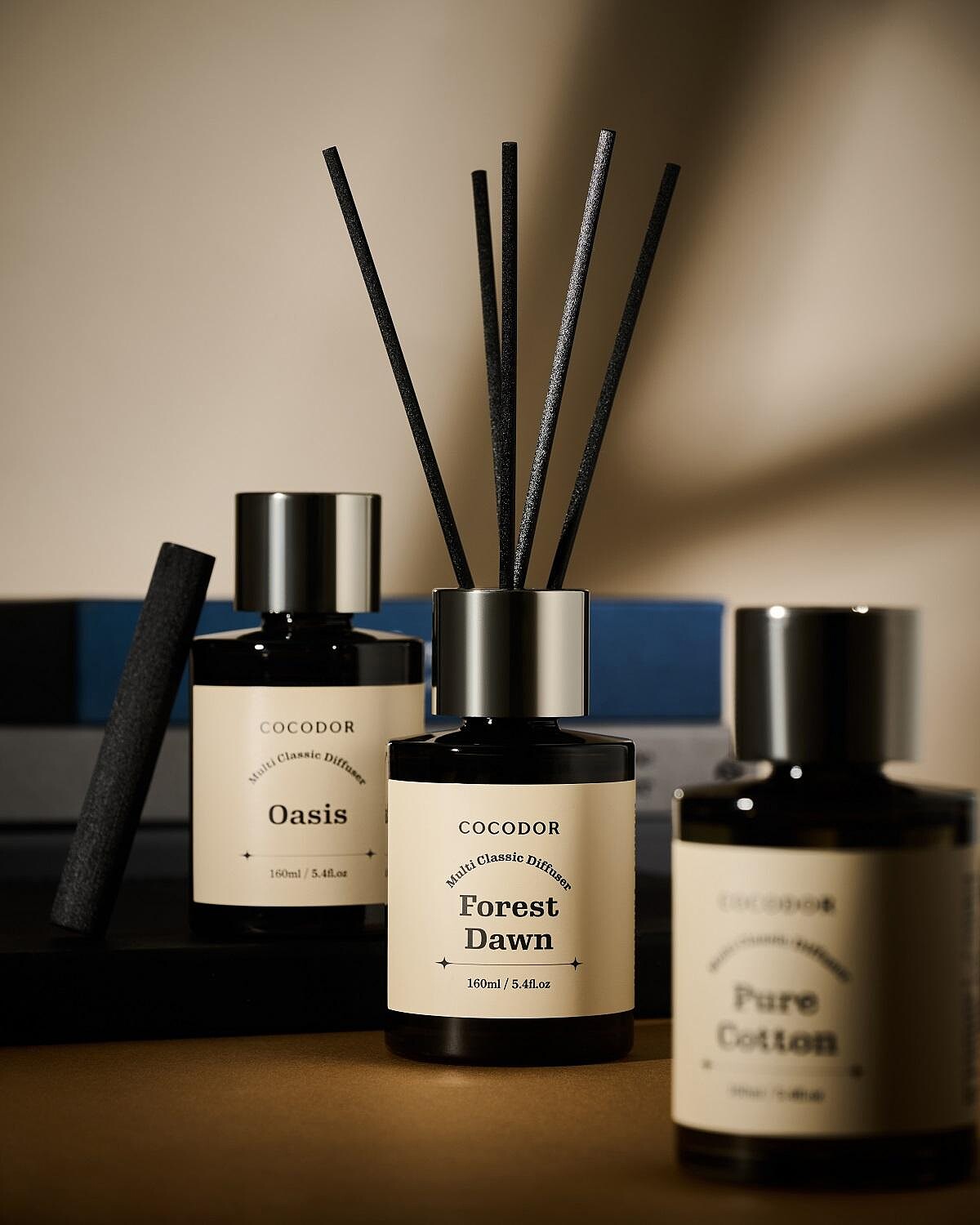 曜黑多用途系列擴香瓶160ml，由左至右：綠洲之水、森林晨香、純棉花香，單入定價NT$329，體驗價NT$289。