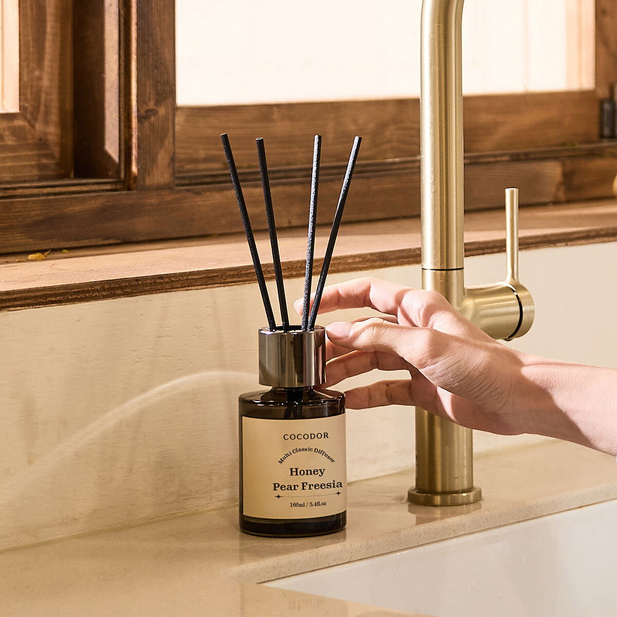 曜黑多用途系列擴香瓶160ml，蜜梨小蒼蘭，單入定價NT$329，體驗價NT$289。