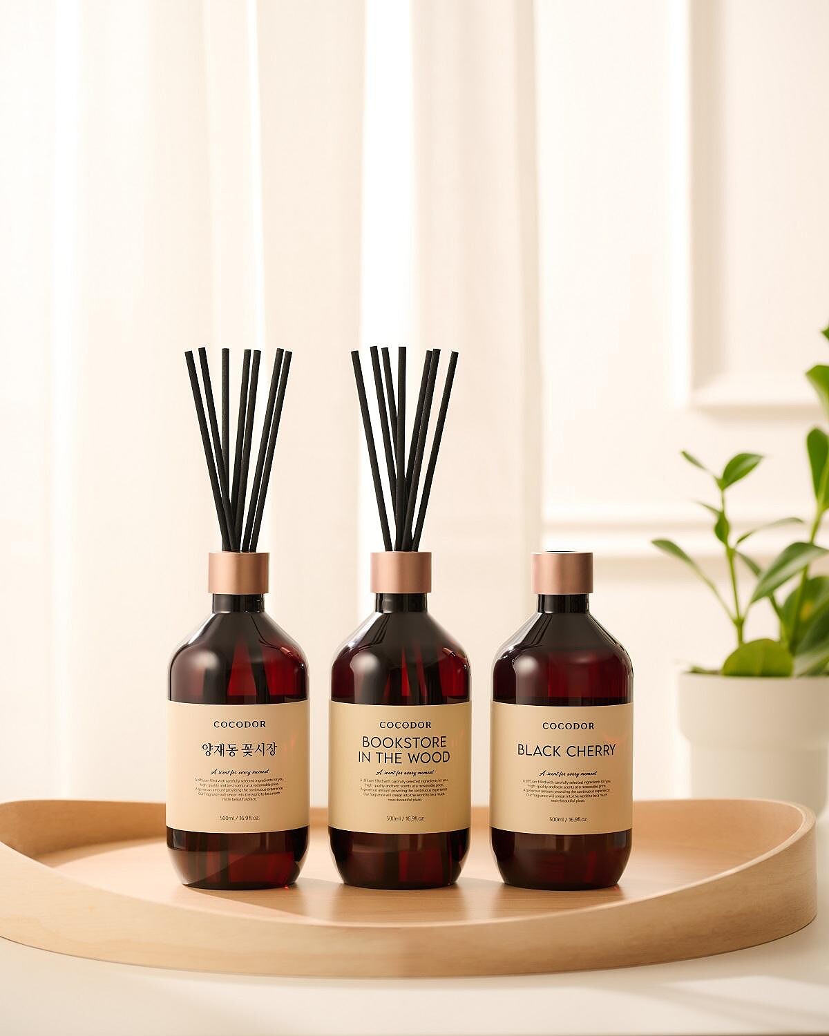 Premium格調系列擴香禮盒 (500ml/3入組) ，由左至右：花草市集、森林書店、黑櫻桃，定價NT$1,399，體驗價NT$920。