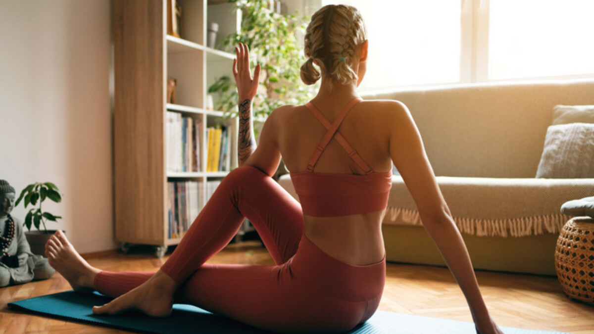 久坐真的很傷腰！每天花10分鐘 8組睡前護腰動作把腰養回少女感