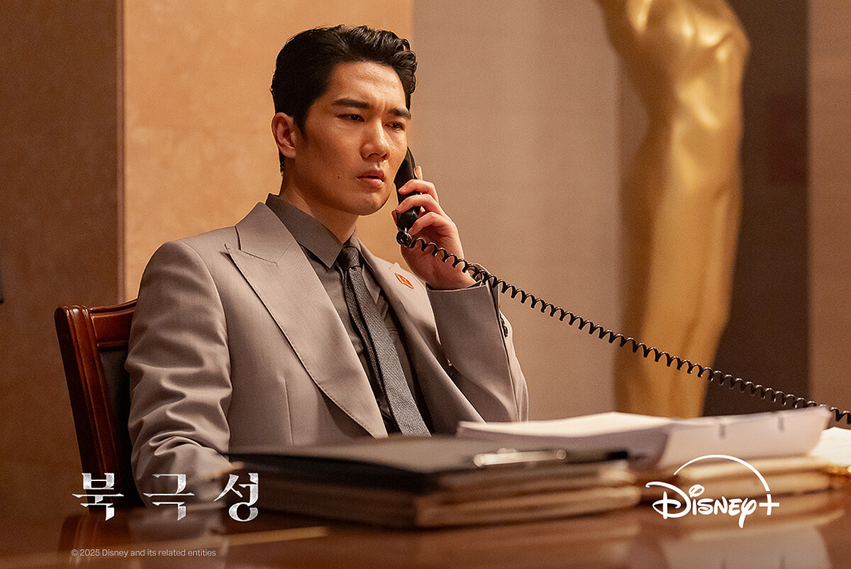 嚴泰九特別客串北韓高層，有三場接電話的戲