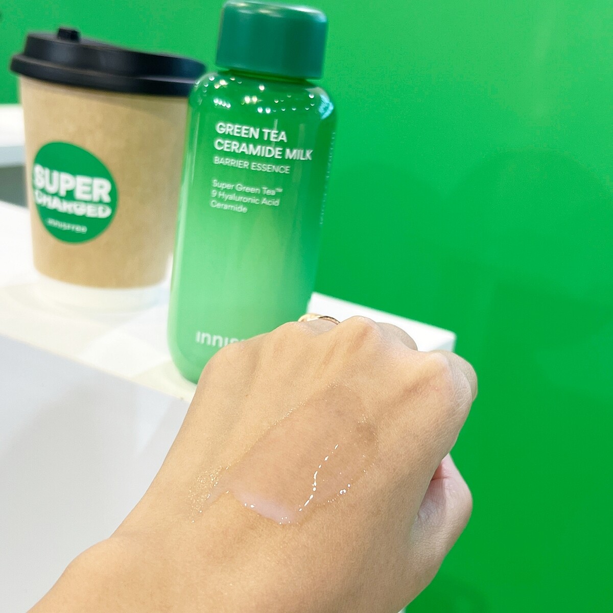 innisfree綠茶神經醯胺牛奶水精華質地。