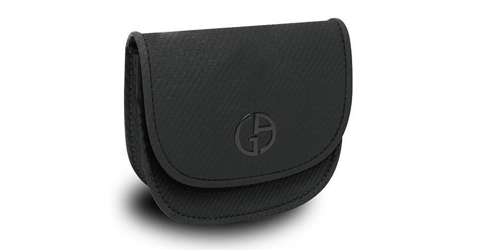 圖片來源：Armani Beauty｜晶潤豐唇奢養服務 體驗禮「亞曼尼訂製黑色化妝包」