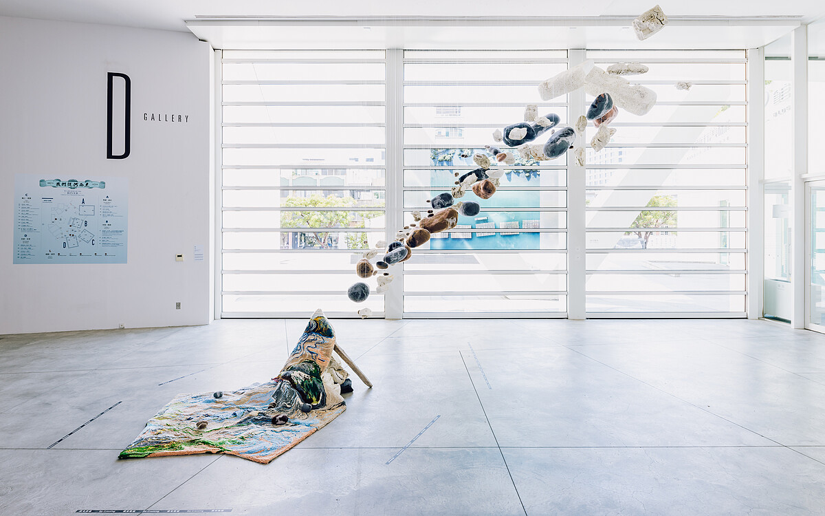 「我們從河而來」展出藝術家康雅筑作品〈滾時〉。