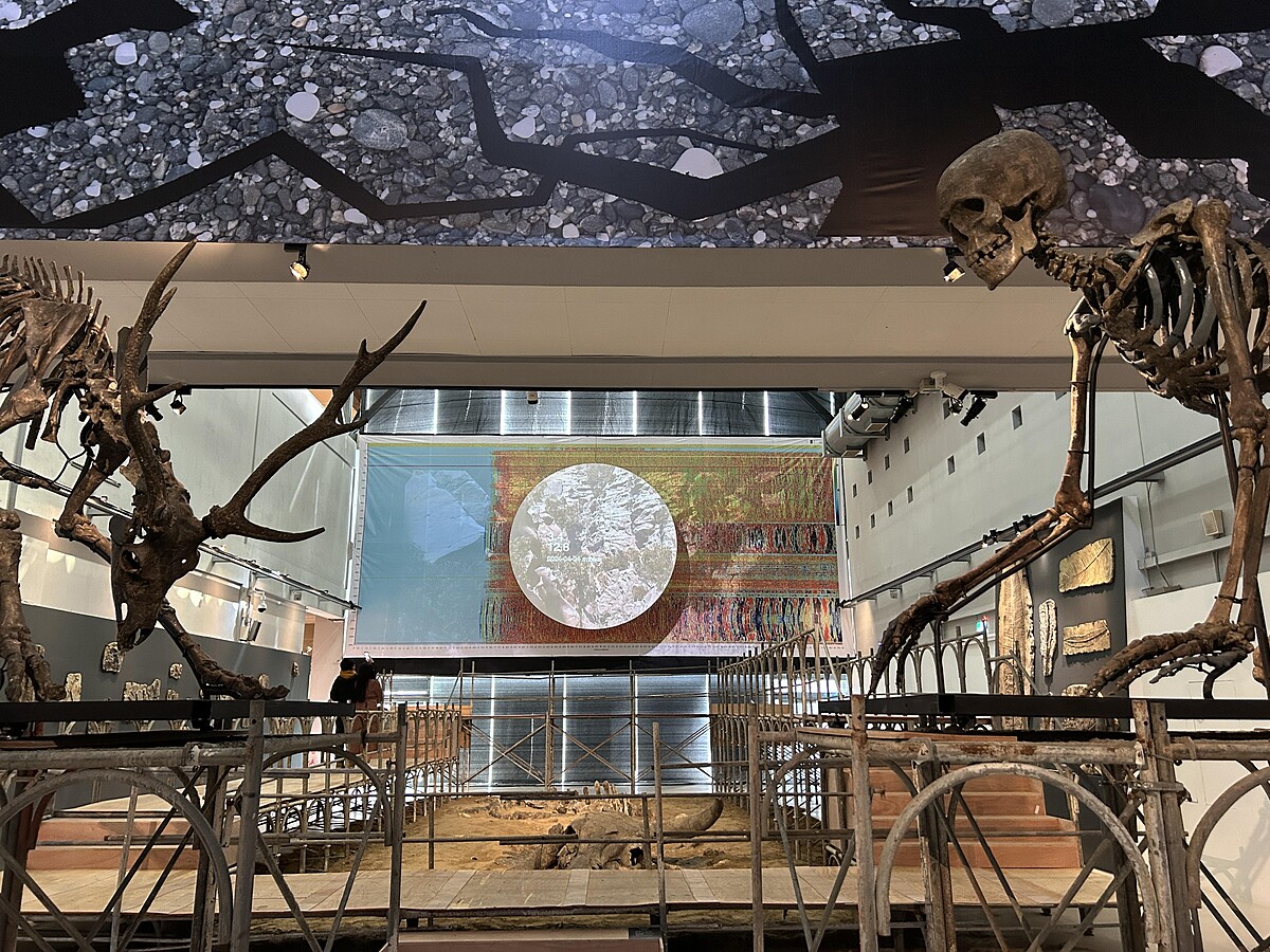 PALAFANG 花蓮跳浪藝術節「星球爆裂觀測站」,展出藝術家涂維政《地震博物館》系列作品,以仿照古化石的方式創建巨大的神話遺跡。