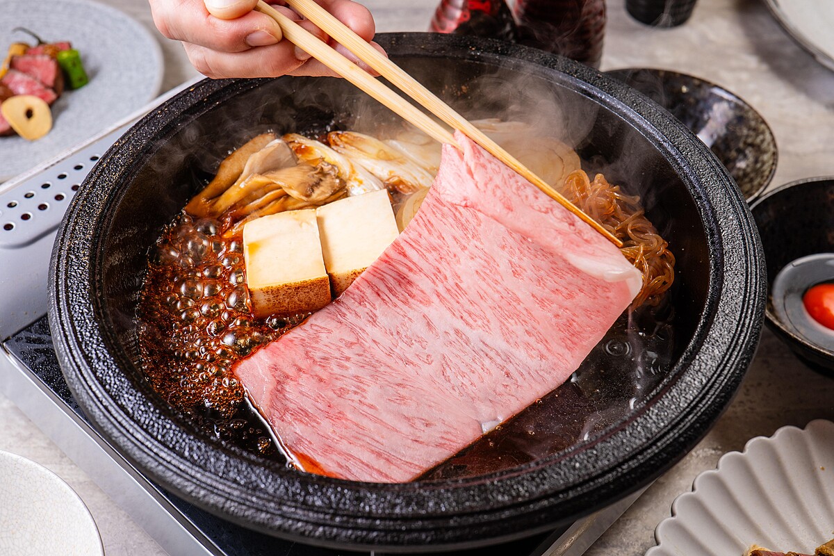 傳統關東派醬汁風格主要為了凸顯食材原味，因此甜度不會過於明顯。