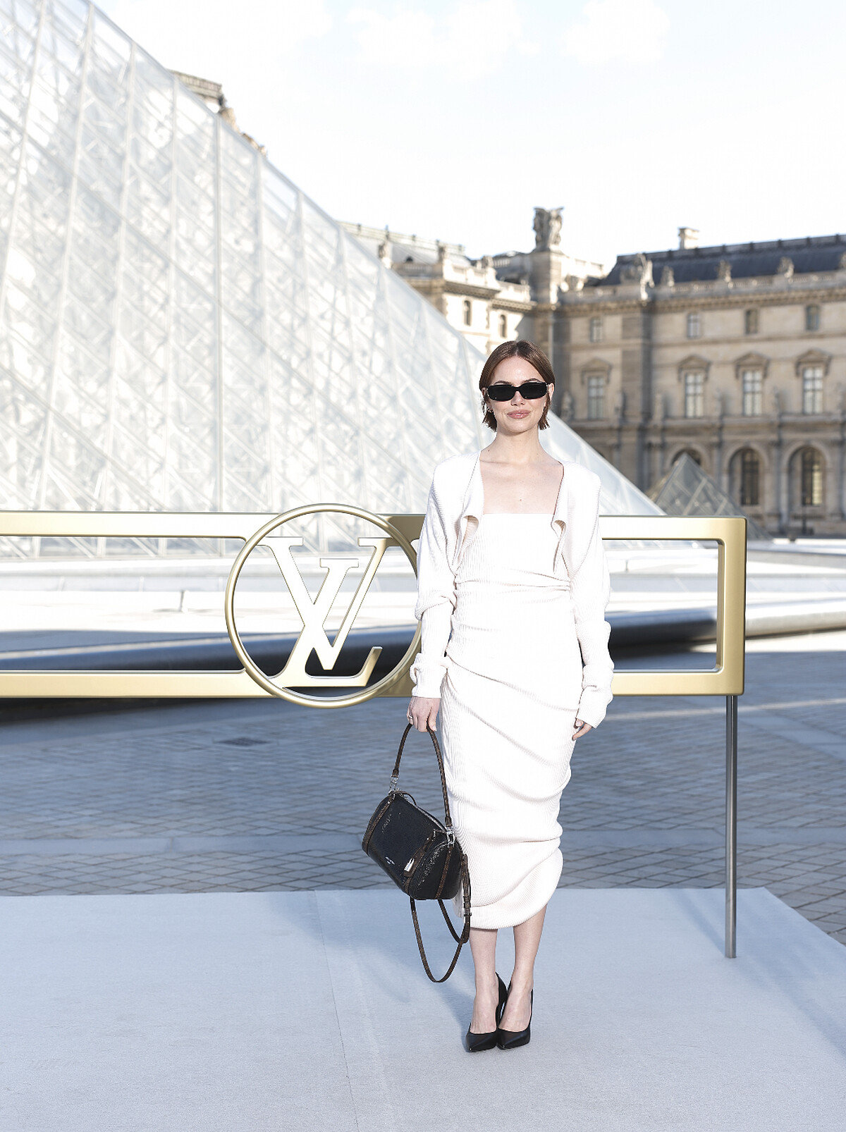 Emma Stone以白色貼身洋裝展現傲人的身材。