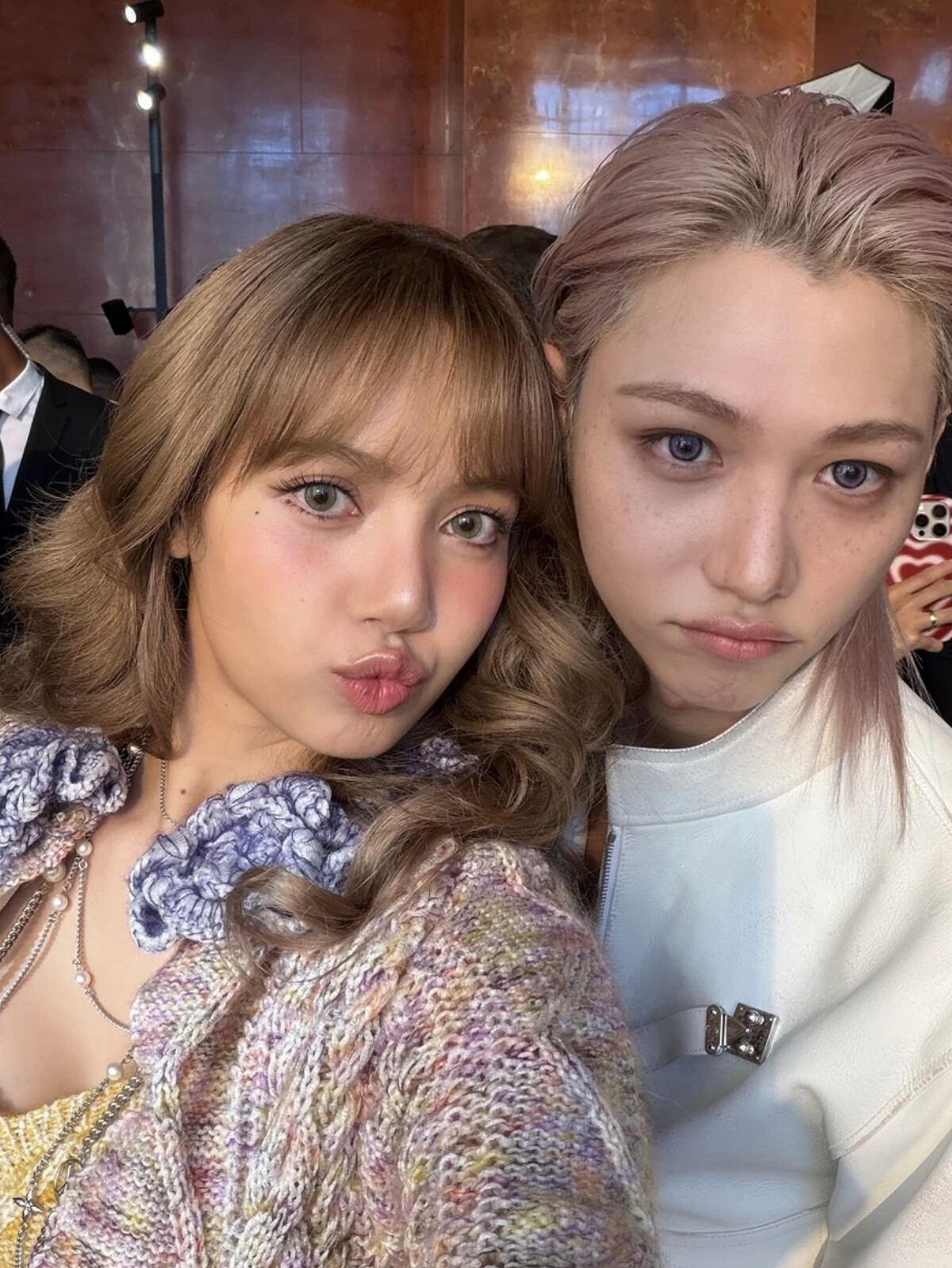 Lisa、Felix兩位大使出席LVSS26大秀親密合影，可愛模樣造成轟動。