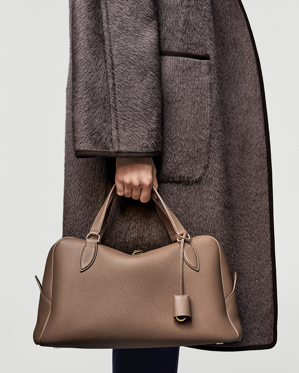 Loro Piana Needle 手袋採用雋永的保齡球包型