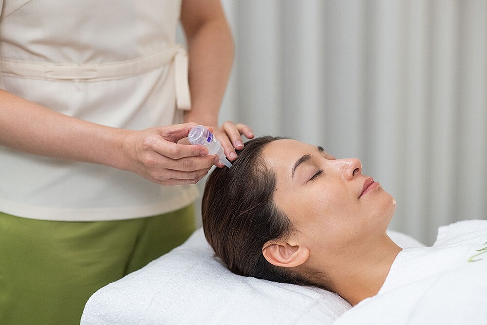BEING spa經典超星級之旅在頭部先使用安瓶後按摩放鬆。