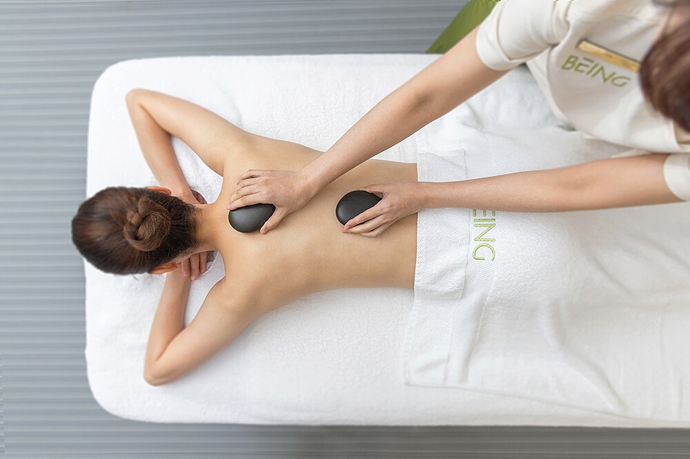 BEING spa經典超星級之旅手法。BEING spa經典超星級之旅在背部使用能量石按摩。