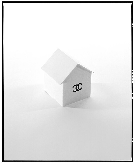 香奈兒官方釋出最新預告，如同邀請卡的小房子，關乎時裝屋的新生？