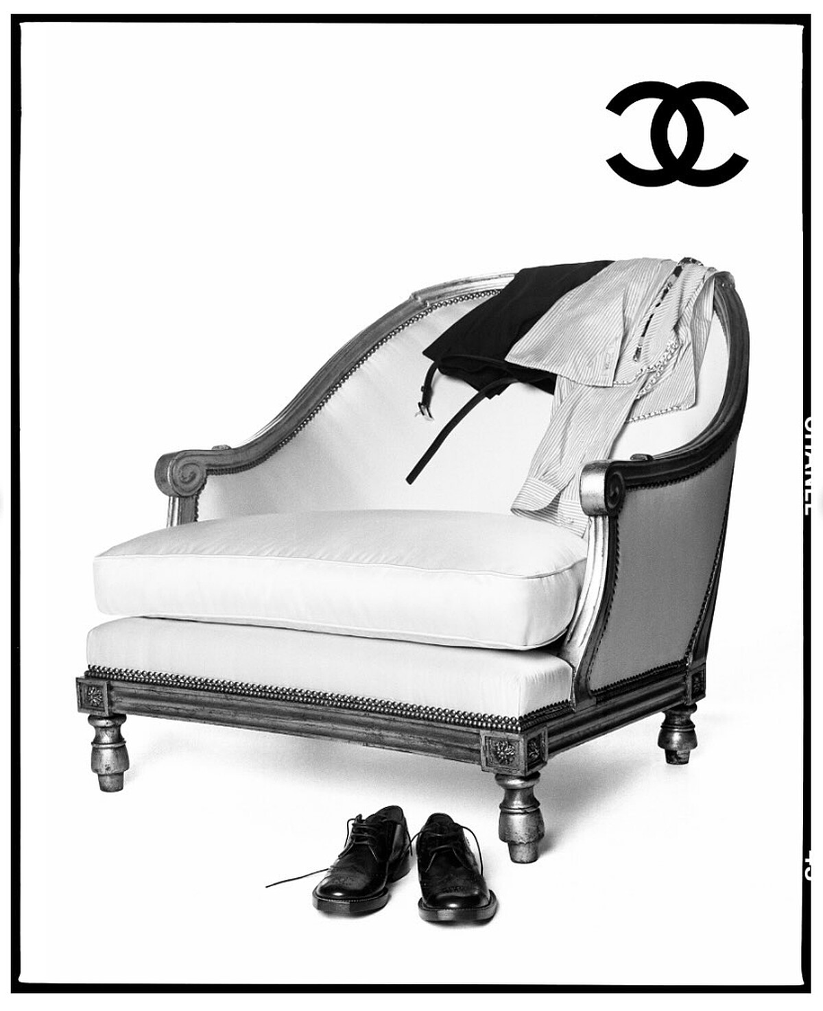 由 Matthieu Blazy掌舵，香奈兒 2026 春夏高級時裝系列大秀將於 10 月 6 日巴黎時間晚上 8 點 30 分（台灣時間早上 2 點 30 分）於香奈兒官方網站 CHANEL.COM 發佈。