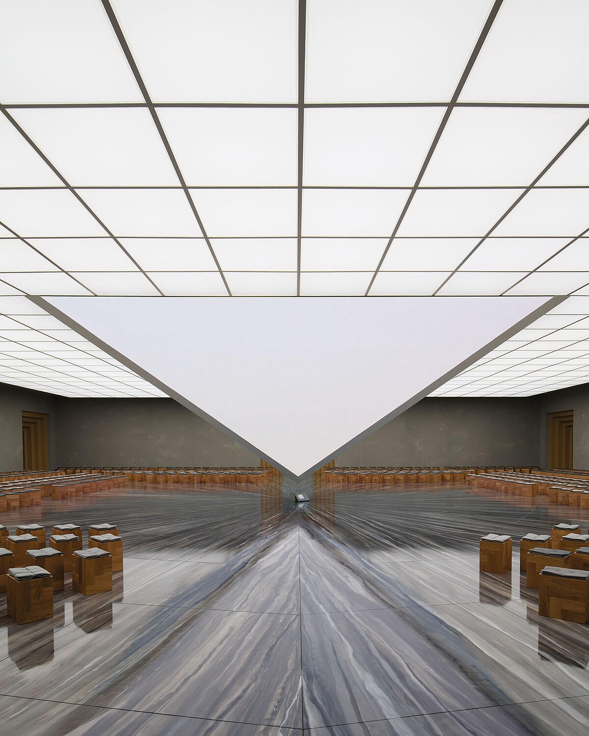 DiorSS26大秀場景以倒立的金字塔為概念。