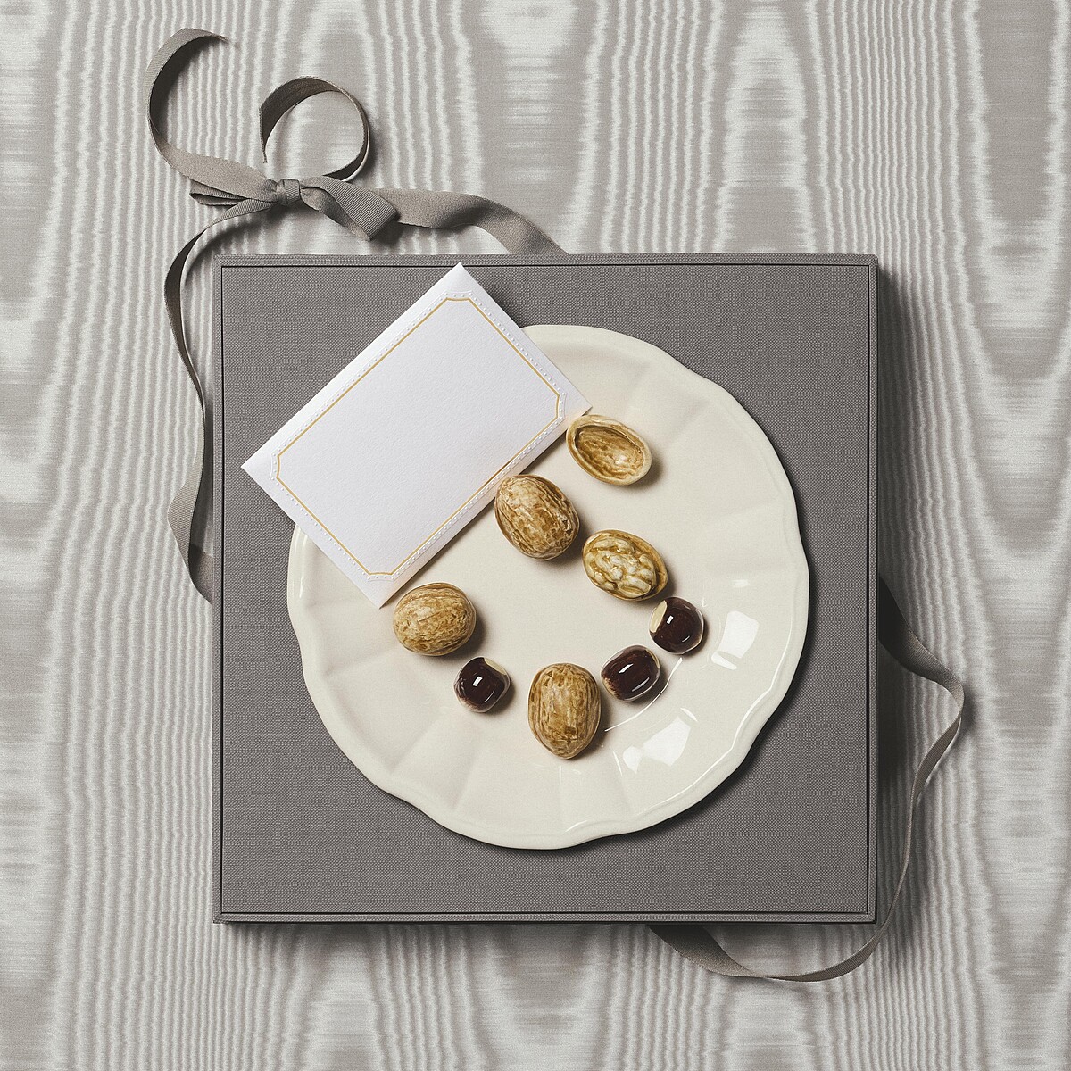 DiorSS26的大秀邀請函是一個上面放滿核果的瓷盤。