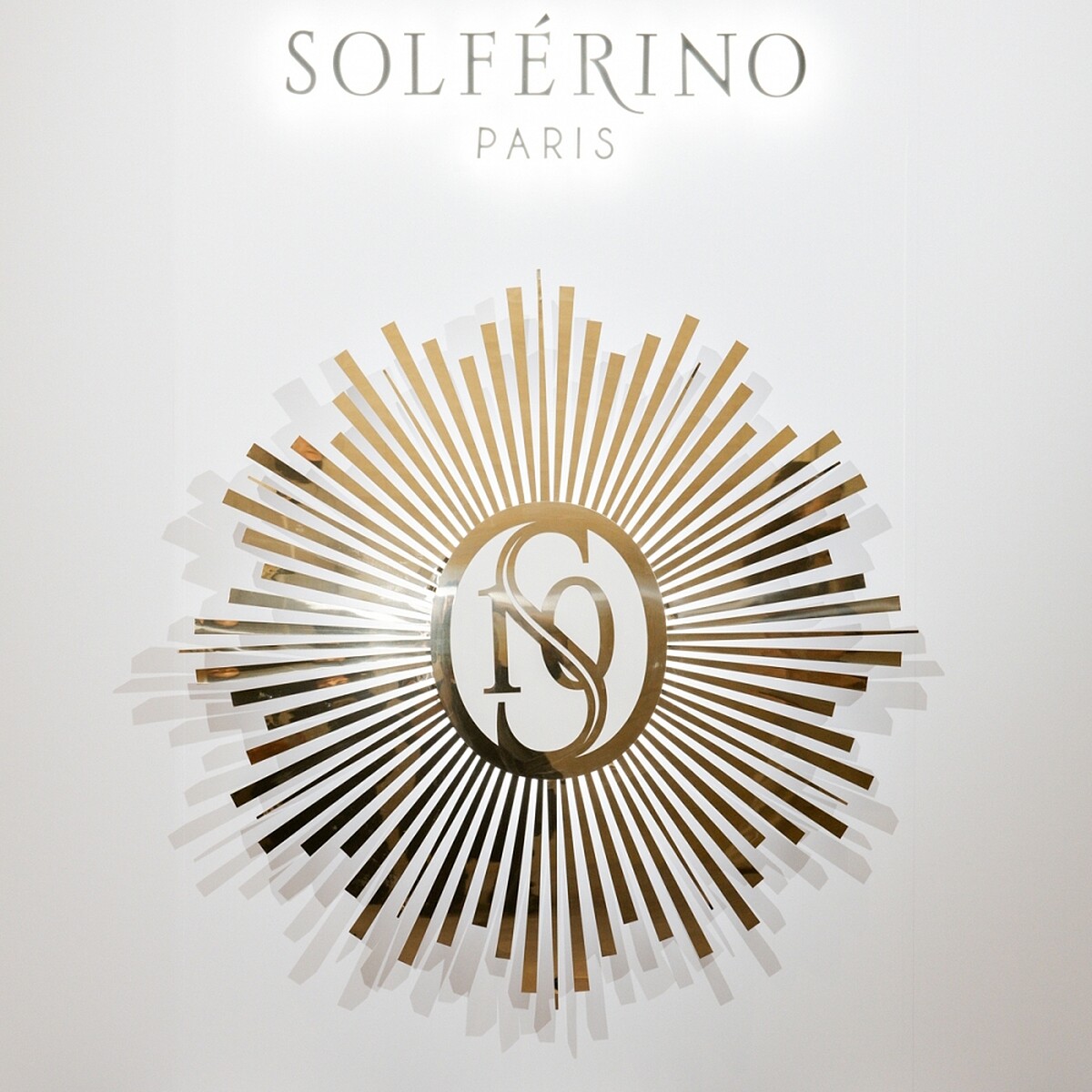 SOLFÉRINO PARIS索菲黎諾的Logo有光芒的意象，還融入宅邸所在的地址10, rue de Solf&eacute;rino。