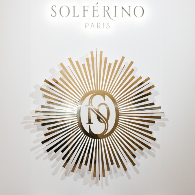 SOLFÉRINO PARIS索菲黎諾的Logo有光芒的意象，還融入宅邸所在的地址10, rue de Solf&eacute;rino。