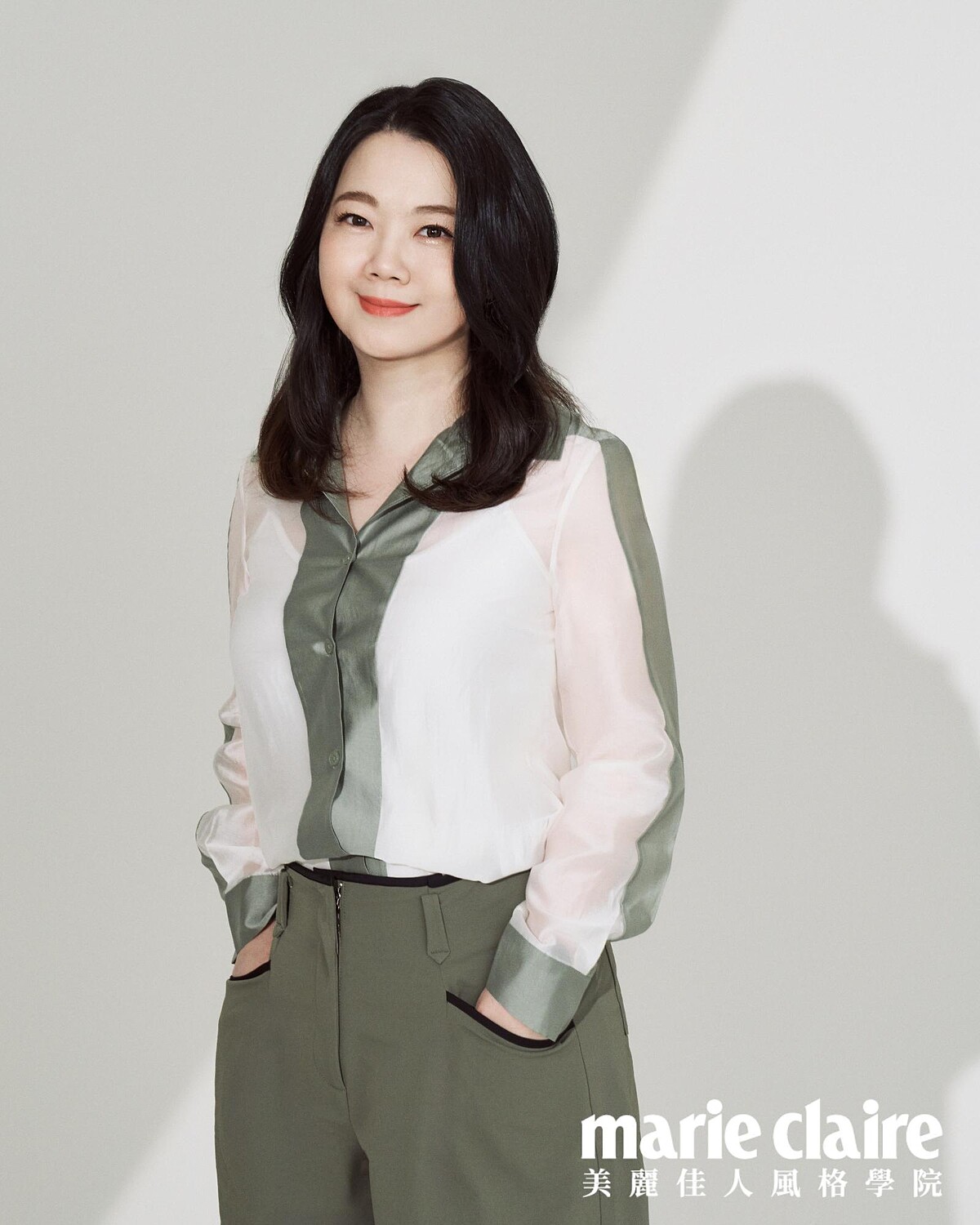 綠色撞色拼接襯衫、鑲色邊綠色寬褲，both by iROO。