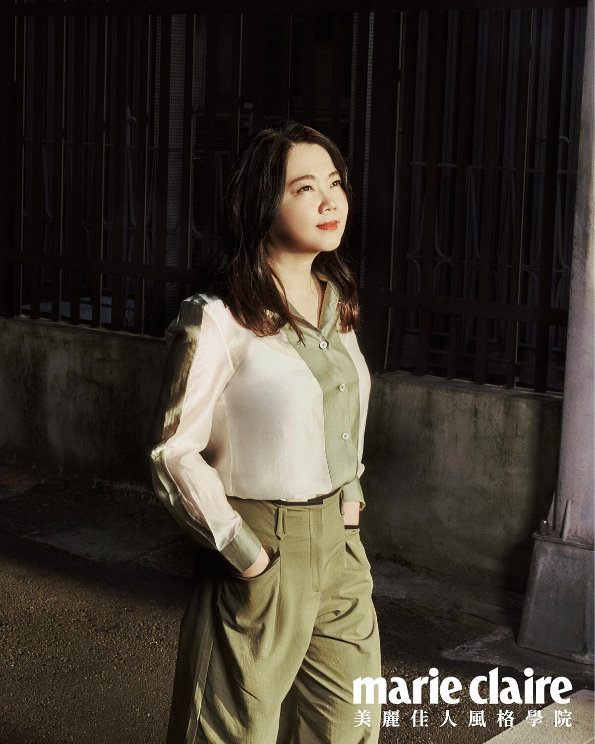 綠色撞色拼接襯衫、鑲色邊綠色寬褲，both by iROO。