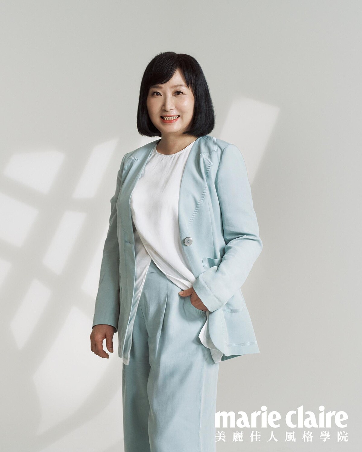 白色棉麻背心、淺綠色西裝外套、淺綠色休閒長寬褲,all by iROO。