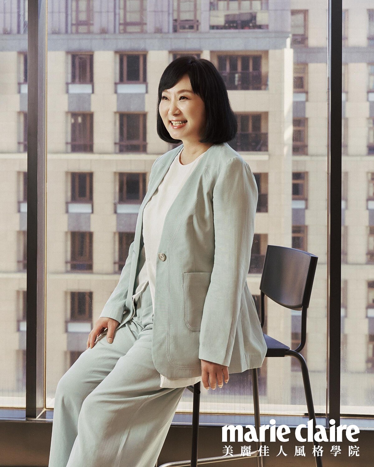 白色棉麻背心、淺綠色西裝外套、淺綠色休閒長寬褲,all by iROO。