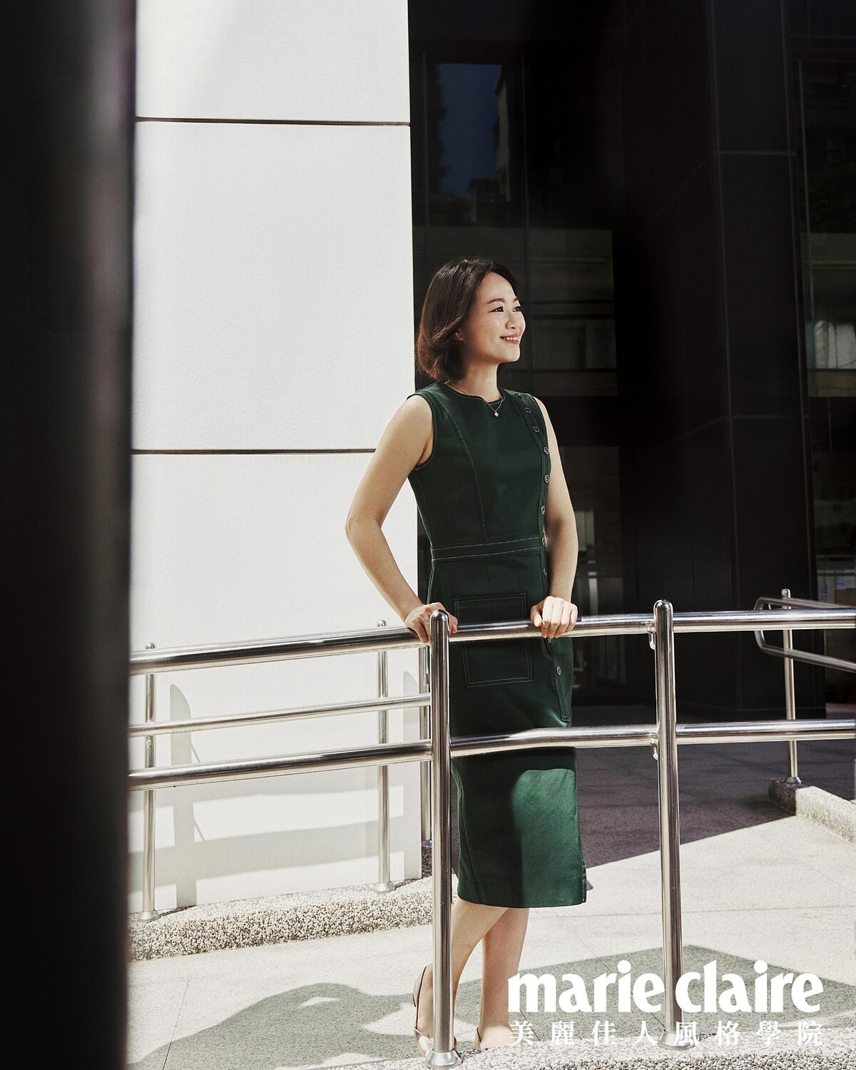 綠色不對稱洋裝，iROO。