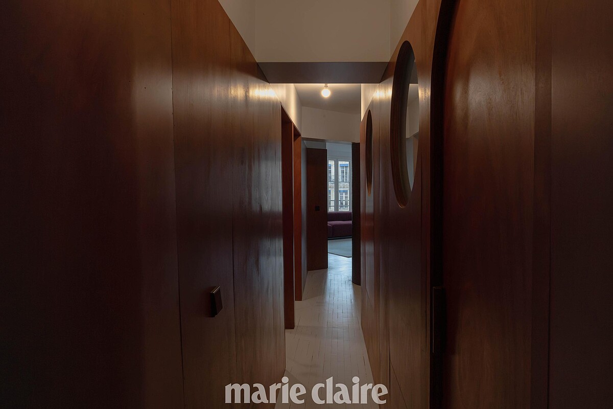 是船艙走道的走廊,裝飾著圓形的窗戶,安靜卻不無聊,散發 Louise 風趣的特色。