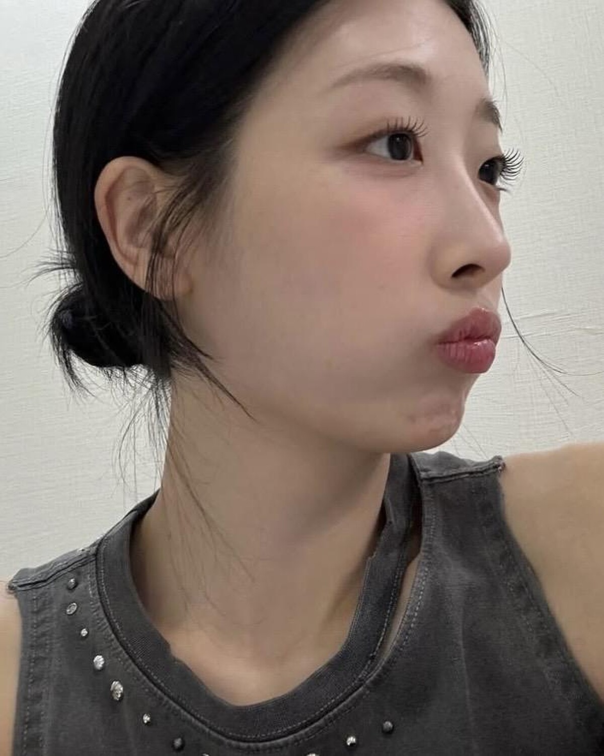 柳茶憐的隨性低髮髻造型