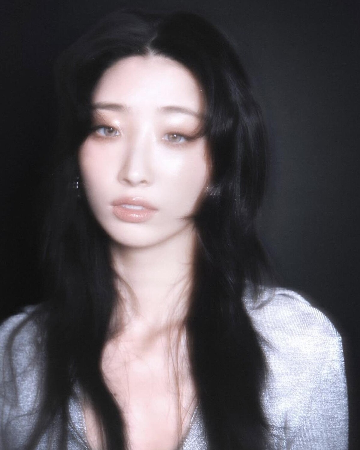 柳茶憐的冷調煙燻長髮造型