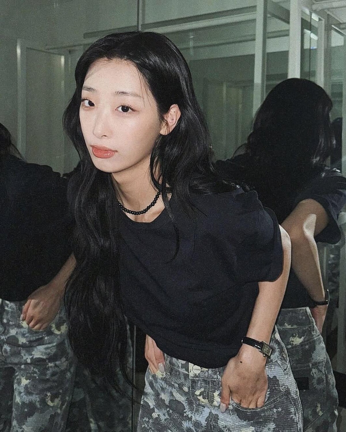 柳茶憐的街頭感黑長直髮造型