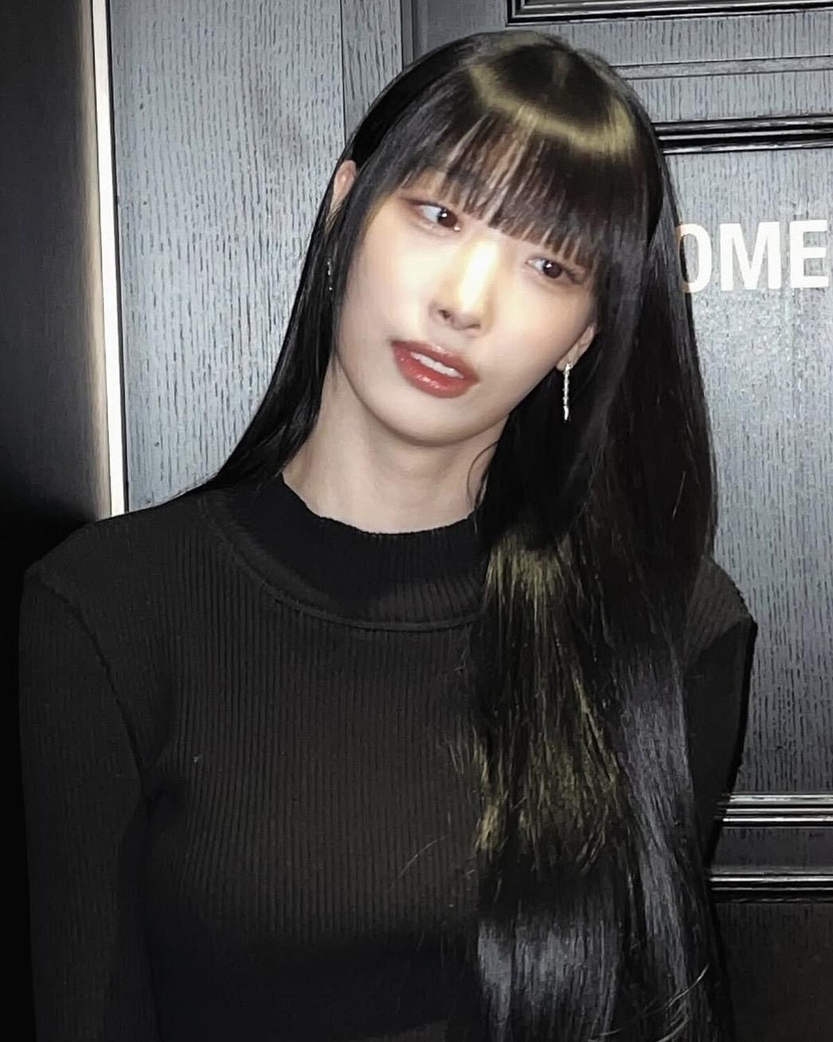 柳茶憐的齊瀏海黑長直髮型