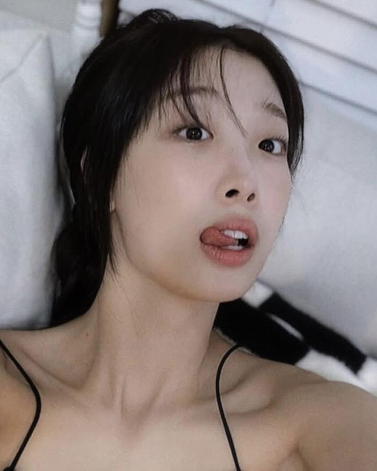 柳茶憐的微亂中分低辮造型