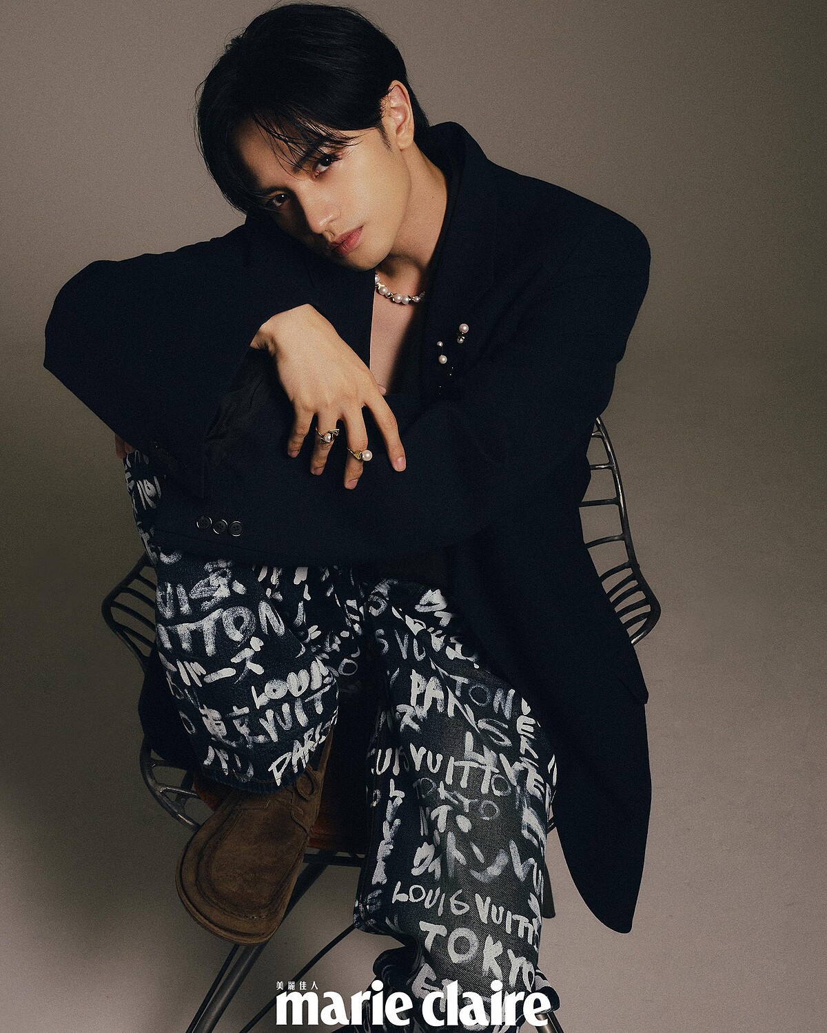 黑色襯衫、深藍色西裝外套，both by Loewe。 SQUARE LEAF 18K黃金&淡水珠項鍊、SQUARE LEAF 18K黃金&淡水珍珠胸針、SQUARE LEAF 18K黃金&淡水珍珠胸針、SQUARE LEAF 18K黃金&淡水珍珠戒指、SQUARE LEAF 18K黃金&淡水珍珠戒指，all by TASAKI。