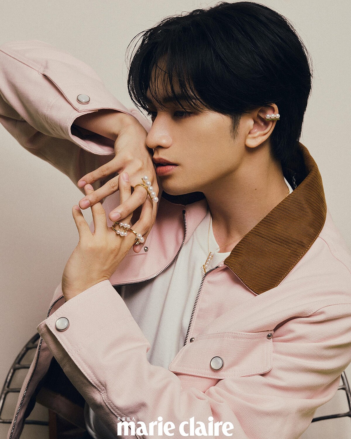 粉色工裝外套、白色上衣，both by Louis Vuitton。 balance arm 18K黃金&阿古屋珍珠項鍊、balance neo 18K黃金&阿古屋珍珠耳環、balance signature 18K黃金&阿古屋珍珠戒指、danger fang 18K黃金&阿古屋珍珠戒指，all by TASAKI。