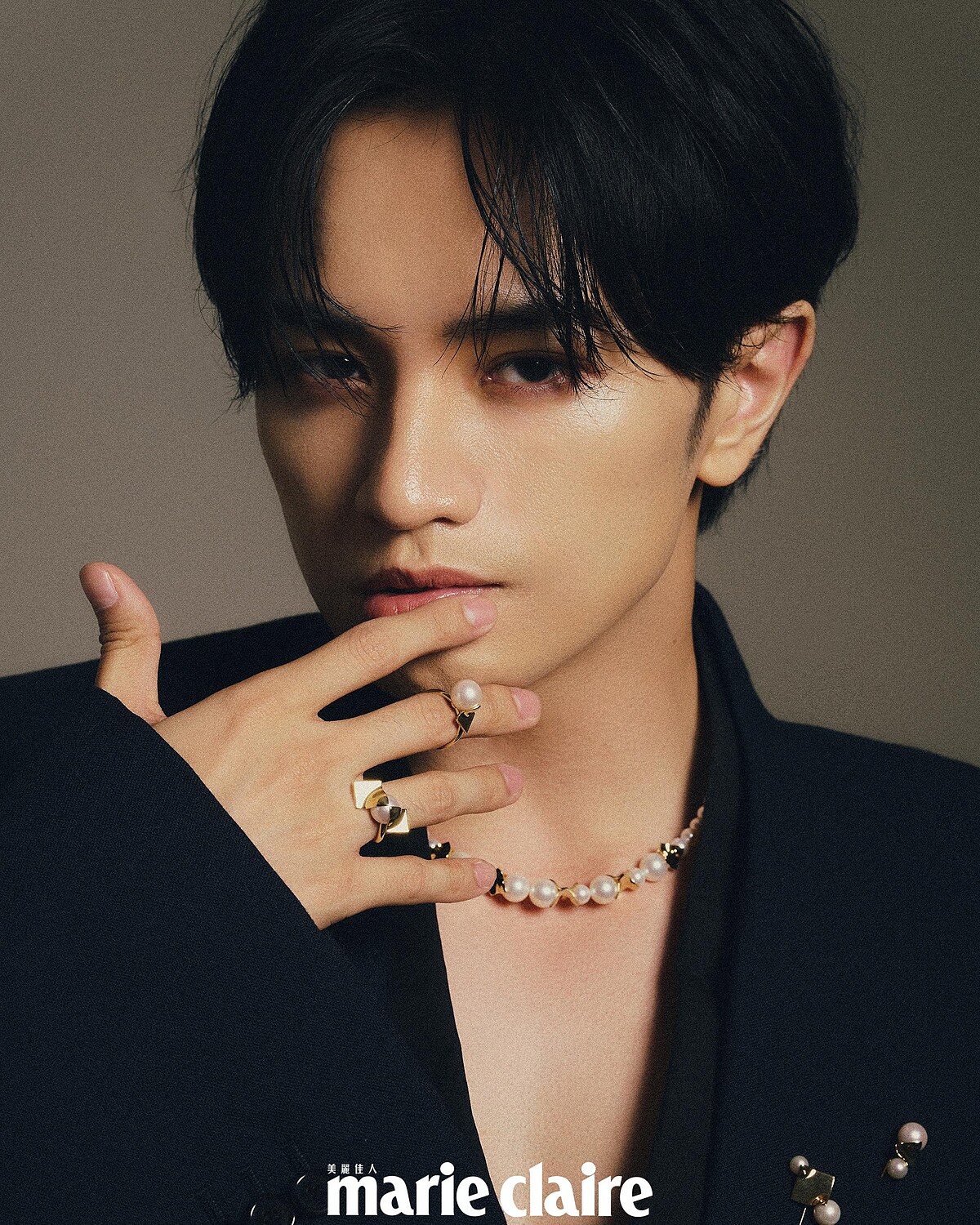 黑色襯衫、深藍色西裝外套，both by Loewe。 SQUARE LEAF 18K黃金&淡水珠項鍊、SQUARE LEAF 18K黃金&淡水珍珠胸針、SQUARE LEAF 18K黃金&淡水珍珠胸針、SQUARE LEAF 18K黃金&淡水珍珠戒指、SQUARE LEAF 18K黃金&淡水珍珠戒指，all by TASAKI。