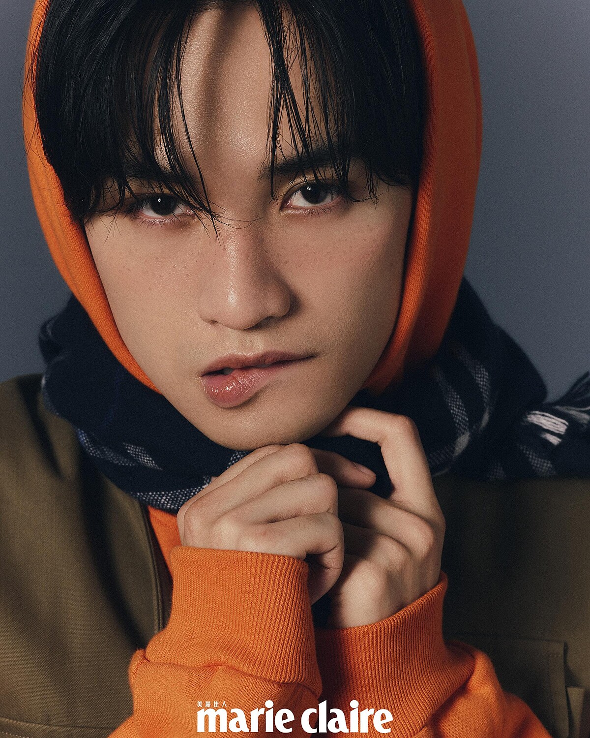 橘色連帽衫、多功能背心、方形圍巾，all by peter wu。