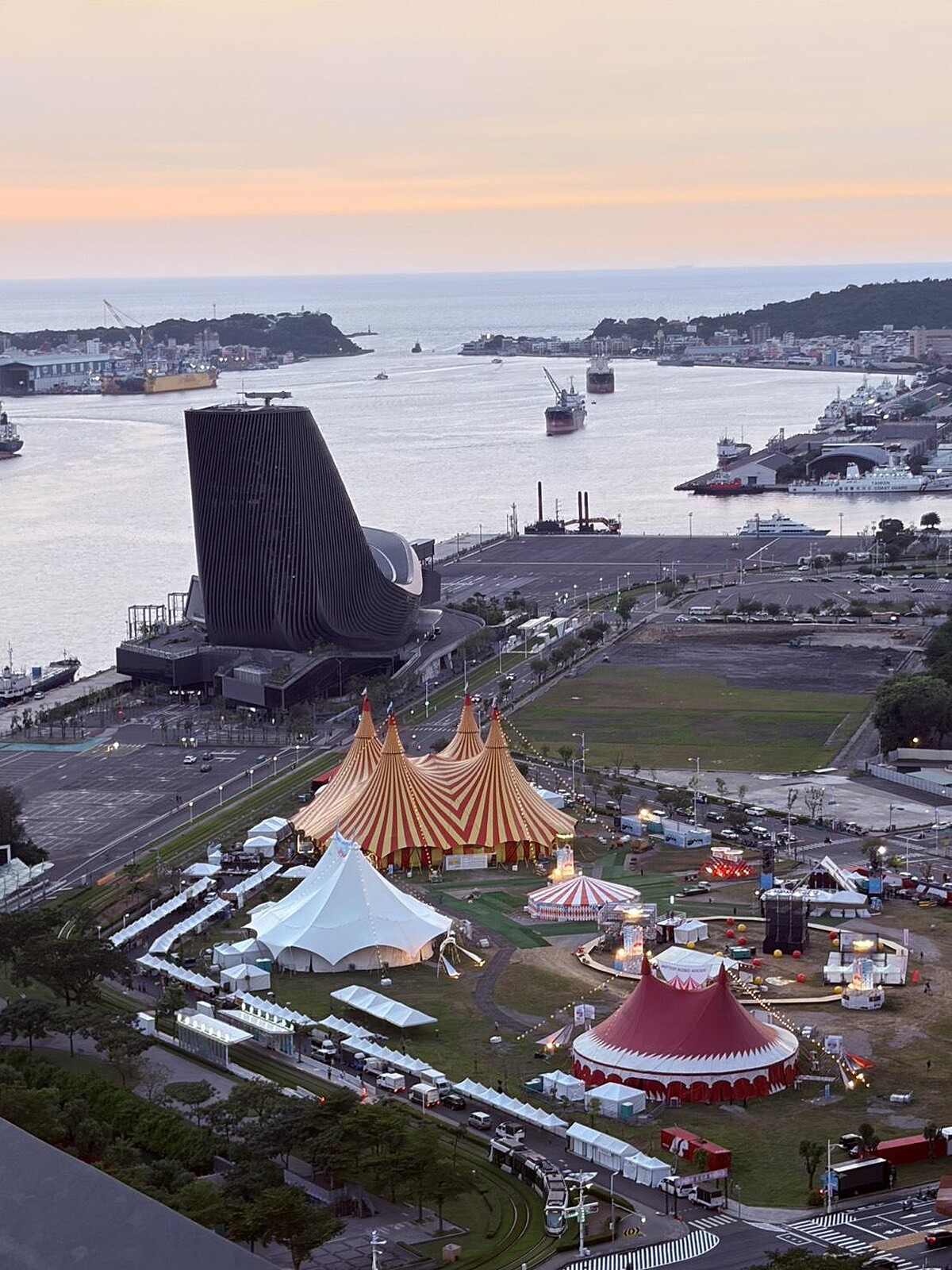 三大巨型馬戲篷齊聚高雄港邊