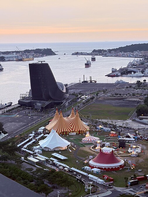 三大巨型馬戲篷齊聚高雄港邊