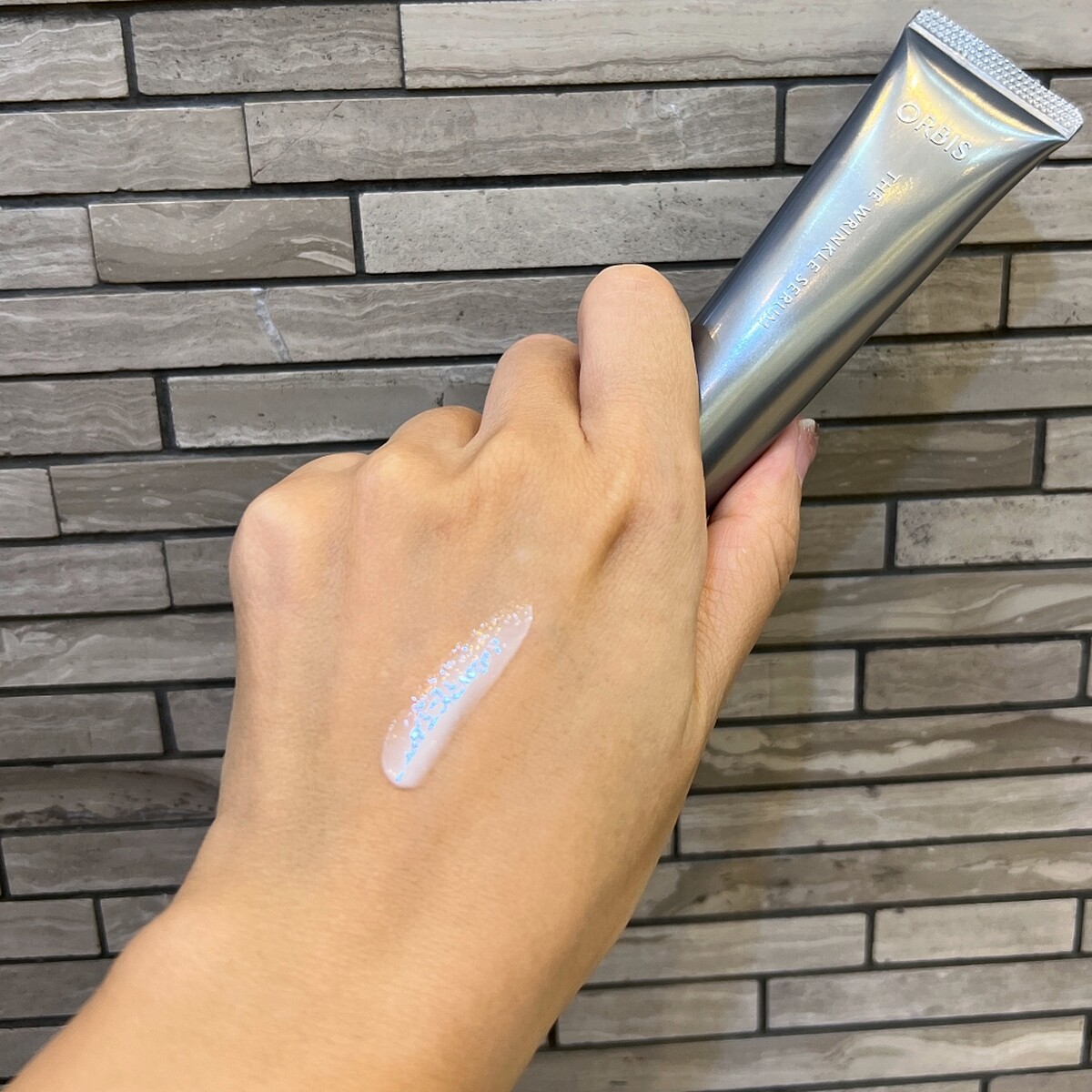 ORBIS超全能盈白精華霜質地示意。