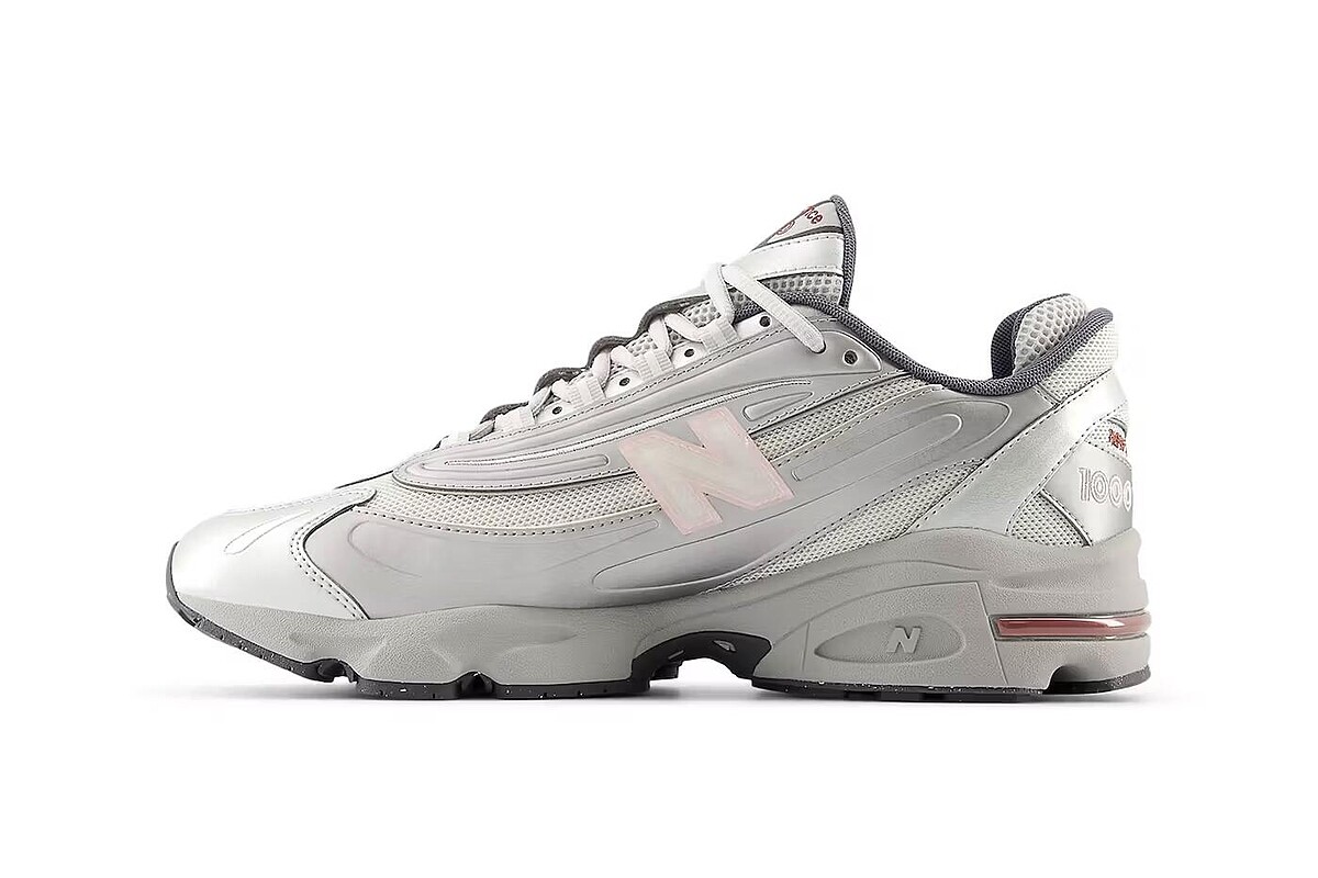 New Balance 1000 Silver Metallic / Rose Sugar 球鞋側面照，金屬銀與柔粉色的 Y2K 科技美學