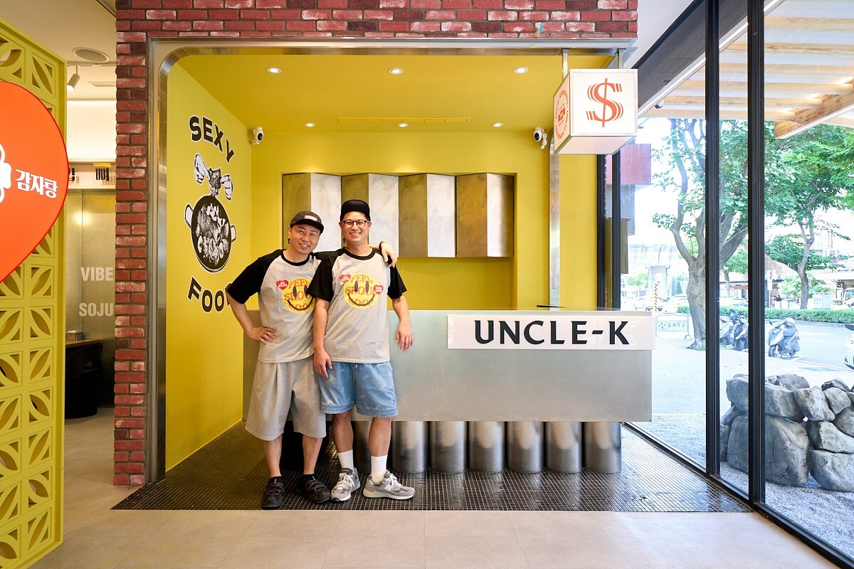 韓籍叔叔宋元燮（左）與台籍叔叔 Jeremy（右）。