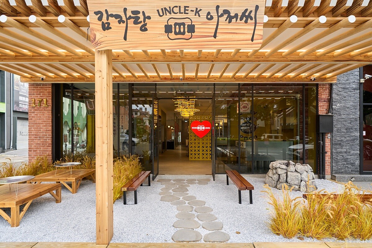 整棟建築從門口就營造出「時光、空間穿越感」，外觀像是傳統韓屋。