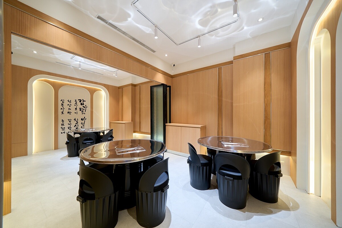 另有許多寬敞的包廂，能滿足各式顧客的需求。