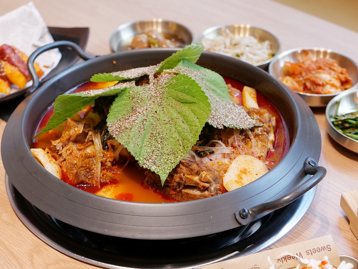 「Uncle-K」的招牌馬鈴薯排骨火鍋湯底有許多美味的魔鬼細節。