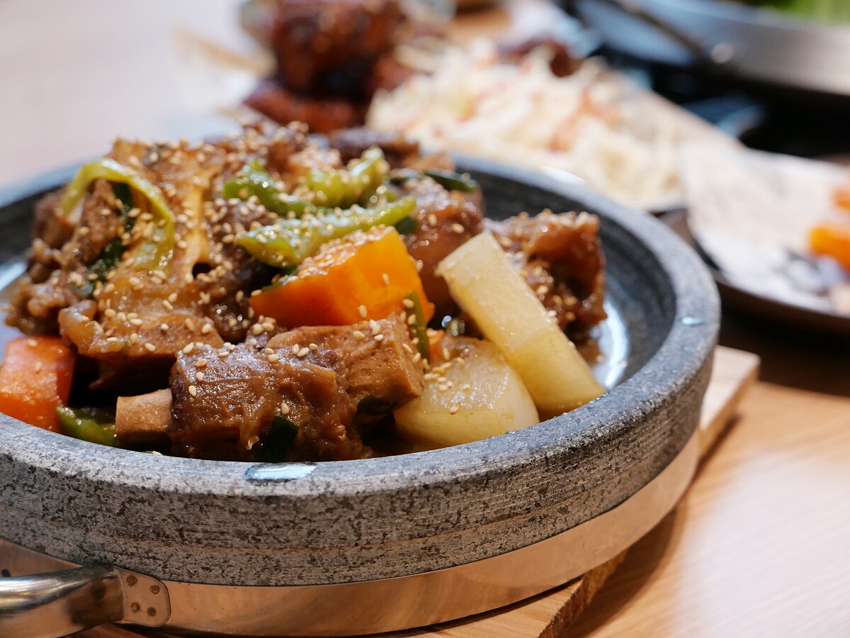 「首爾蒸牛尾」。