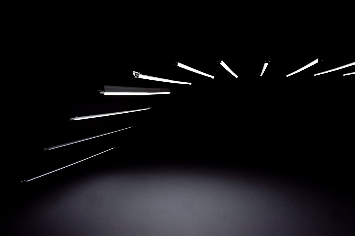 《游泳》透過白光燈管的波浪起伏，喚起人們對生命循環的感知。｜攝影：陳長志