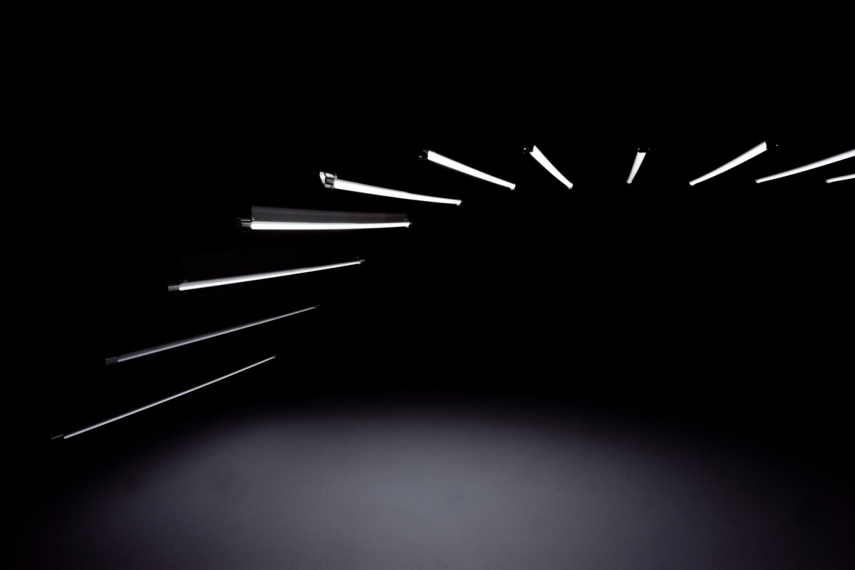 《游泳》透過白光燈管的波浪起伏，喚起人們對生命循環的感知。｜攝影：陳長志