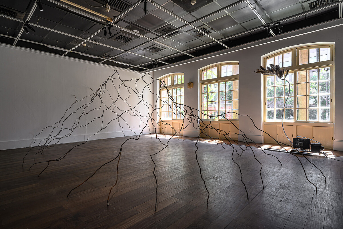 《在屾》使用鋼筋廢料重新構築出山的形象，反思自然災害的影響，也回應人為過度開發的問題。｜展出現場｜當代館提供